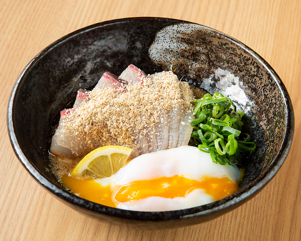 濃厚な胡麻醤油がヒラスに絡んで最上の酒の肴に生まれ変わります。温泉卵が絡んでたまりません！