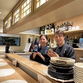当店は全席で喫煙（紙タバコ・加熱式タバコともにOK）が可能となっております。美味しい手作りのおばんざいや自慢の割烹料理、広島の銘酒をゆったりと味わいながら、お席を立つことなくそのままお煙草もお愉しみいただけます。お仕事帰りの一杯や愛煙家同士の寛ぎの場としてぜひご活用ください。