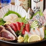 【鮮度抜群の鮮魚】店主が厳選して仕入れたお魚をご提供。単品や盛り合わせのご注文が可能です。