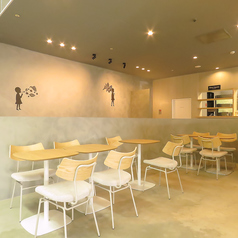 ちょっとしたおしゃべりやデートにぴったりの空間◎落ち着いた店内で、こだわりのドリンクや軽食を楽しみながら、ゆったりとした時間をお過ごしいただけます。温かな照明が心地よく、周囲を気にせず会話を楽しめる距離感も魅力です。