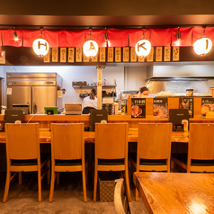 お一人様も大歓迎・仕事帰りのサク飲みや二次会などにもご利用下さい。厨房の目の前にあるお席なので、飽きることなくお食事・お酒を楽しめます☆ゆったりとしたカウンターテーブルにはコンセント付き、お一人様でも安心して時間を過ごせる心遣いが備わっております。横並びで、2名様でのご利用やデートにもおすすめです☆