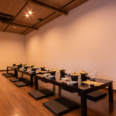 木の温もり溢れる店内は最大70名様までの宴会が可能。詳細はお気軽にお問い合わせください。宴会コースも4500円(税込)～6000円(税込)までご用意しており、ご用途に合わせてご利用いただけます！お刺身・焼物などボリューム満点のコース+120分飲み放題付きとご利用いただきやすいメニュー。ご予約は店舗までご相談ください！