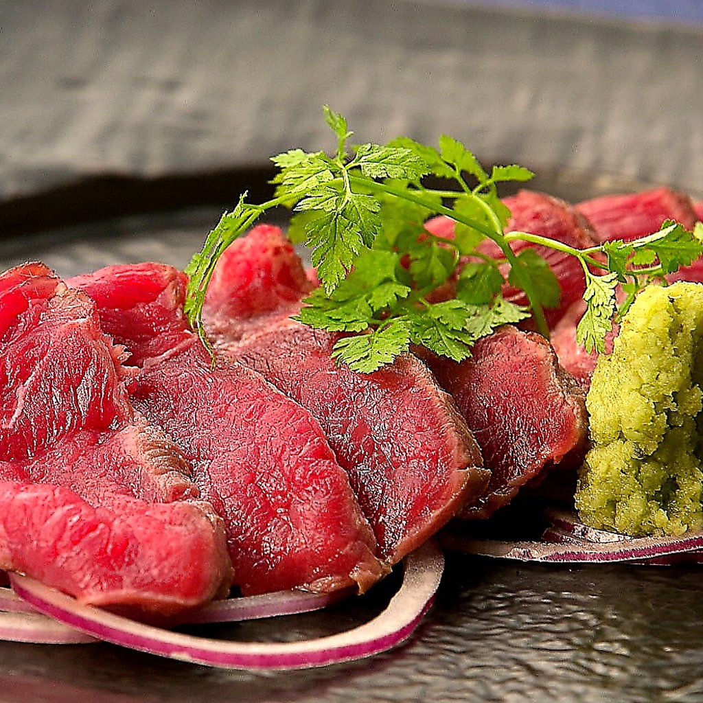 低温熟成で旨味を最大限に引き出しさっと焼き上げます。肉本来の柔らかな食感をお楽しみ下さい。