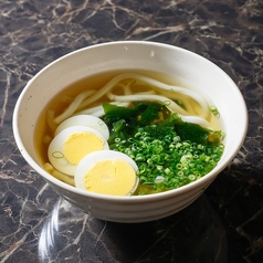 うどん 半玉（和牛肉・わかめ・ねぎ・ゆでたまご入り）