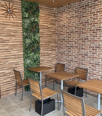 座席は全てテーブル席となっております。店内はレンガ調の壁、癒しの音楽が流れており、ゆっくりとしたお時間を、お好きなお飲み物やお食事、スイーツなどでお過ごしいただけたらと思います♪