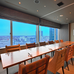 【天空（4名～最大16名様）】ご会食やご接待にふさわしい開放的な個室。天気がいい日は、大きな窓から遠方の鳥海山をご覧いただけけます。※詳しくはお問い合わせください。