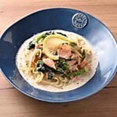 サーモンとほうれん草のクリームパスタ