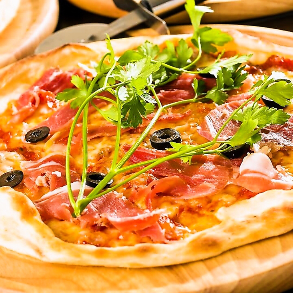 ピザにもこだわり◎注文を受けてから生地を伸ばすので、もちっと食感と小麦粉の風味が美味しい♪