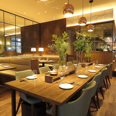 中央の大テーブルは開放感があって、ゆったりおくつろぎいただけます。