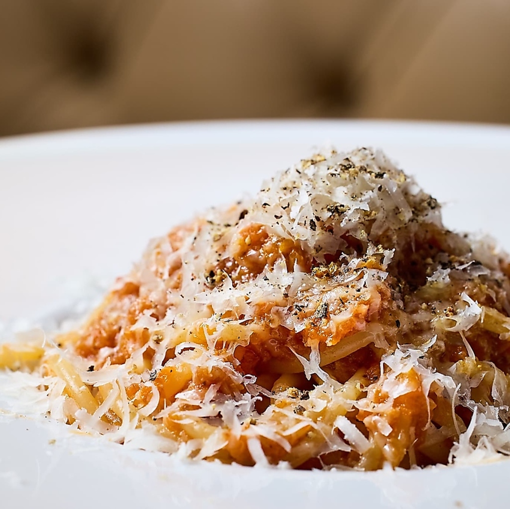 新鮮な鯨肉を使用し、深い味わいと独自の料理法が織りなす贅沢な体験！驚きの美味しさを堪能できます