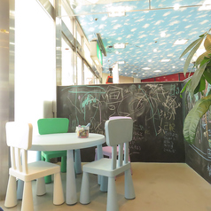 小さなお子様連れのお客様にも安心してご利用いただけるよう、店内にはキッズスペースをご用意しています。お子様が遊んでいる間に、保護者の方もゆっくりとカフェタイムを楽しめます。お子様向けのメニューもございますので、気軽にお越しください。