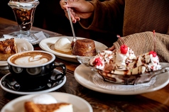 ジェラート・サンデー・パンケーキ・ワッフル・アップルパイなどの写真