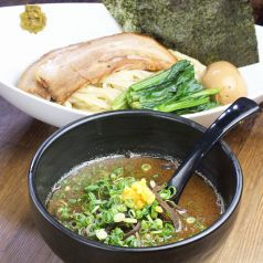 小麦からこだわった麺と濃厚スープの相性抜群！！