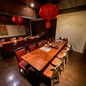 【おしゃれな赤い提灯が彩る落ち着いた空間】多彩なメニューをゆっくりとお楽しみいただけます。店内ではWi-Fiもご利用可能ですので、お食事の時間をさらに充実させることができます。