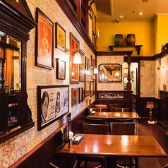 店内 奥直進 右テーブル席です。