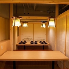 【50名～70名 全体貸切◎】浅草での大規模な宴会や打ち上げに最適な、広々とした和モダン空間をご用意しております。50名様から最大70名様まで、店舗を丸ごと貸切でご利用いただけます。周囲を気にせず、特別なひとときをお過ごしください。落ち着いた照明が灯る粋な空間で、厳選された逸品を存分に堪能いただけます。