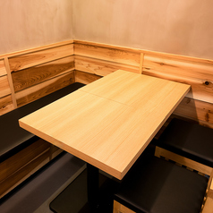気兼ねなくお立ち寄りいただけるようお席は多数ご用意致しました！お客様の居心地の良さを第一に考えた店内と接客をお楽しみください。