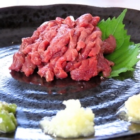 夜は『馬男爵』として熊本県郷土料理の馬肉メニューを。
