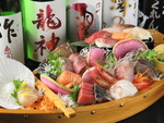 新鮮な鮮魚を豪快に舟盛りで！なんと刺身10点の他に握り寿司も付いた豪快舟盛りでのご提供！！