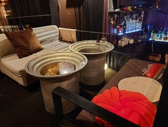 3人掛けできるソファー、2人掛け用のソファーがございます。最大で5名様程度までご利用頂けます。足元がご不安な方用にブランケットございます。