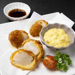 サクサクな衣をまとったホタテフライは噛んだ瞬間に口の中に広がるジューシーな旨味が堪らない味！