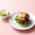 料理メニュー写真&nbsp;BLTベーグルサンド[ミニサラダ付]【はちみつ入り】