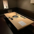 清潔感のある綺麗な店内で、ゆったりとお食事を楽しめるテーブル席です。2名様から6名様までの少人数でのご利用に最適。ご友人との和やかなひとときや、仕事帰りの気軽な飲み会、パートナーとのデートなど幅広いシーンにおすすめです。