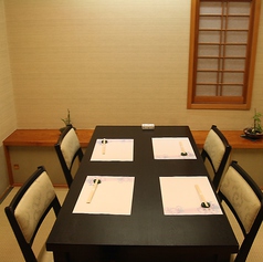 【小町】最大4名様までの個室はデートやご家族との会食にも最適です。※写真はイメージです。