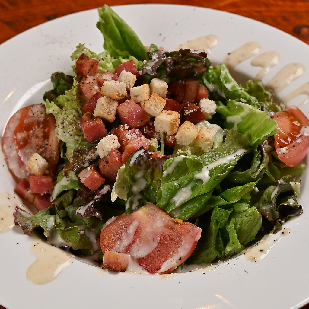 厚切りベーコンのシーザーサラダ/スパイシーコブサラダ