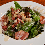厚切りベーコンのシーザーサラダ/スパイシーコブサラダ