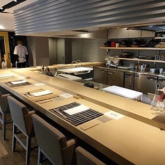 目の前で職人の手捌きを愉しめるカウンター席を10席ご用意しております。料理が仕上がる様子を間近で見ることができ、職人の技術やこだわりを感じながら、美味しい料理を心ゆくまで楽しむことができます。