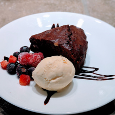 チョコブラウニー~バニラアイスとベリーを添えて