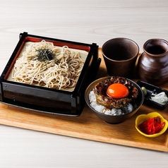 香り豊かな信州蕎麦と、こだわりのミニ丼を一度に楽しめる人気のランチセットの写真