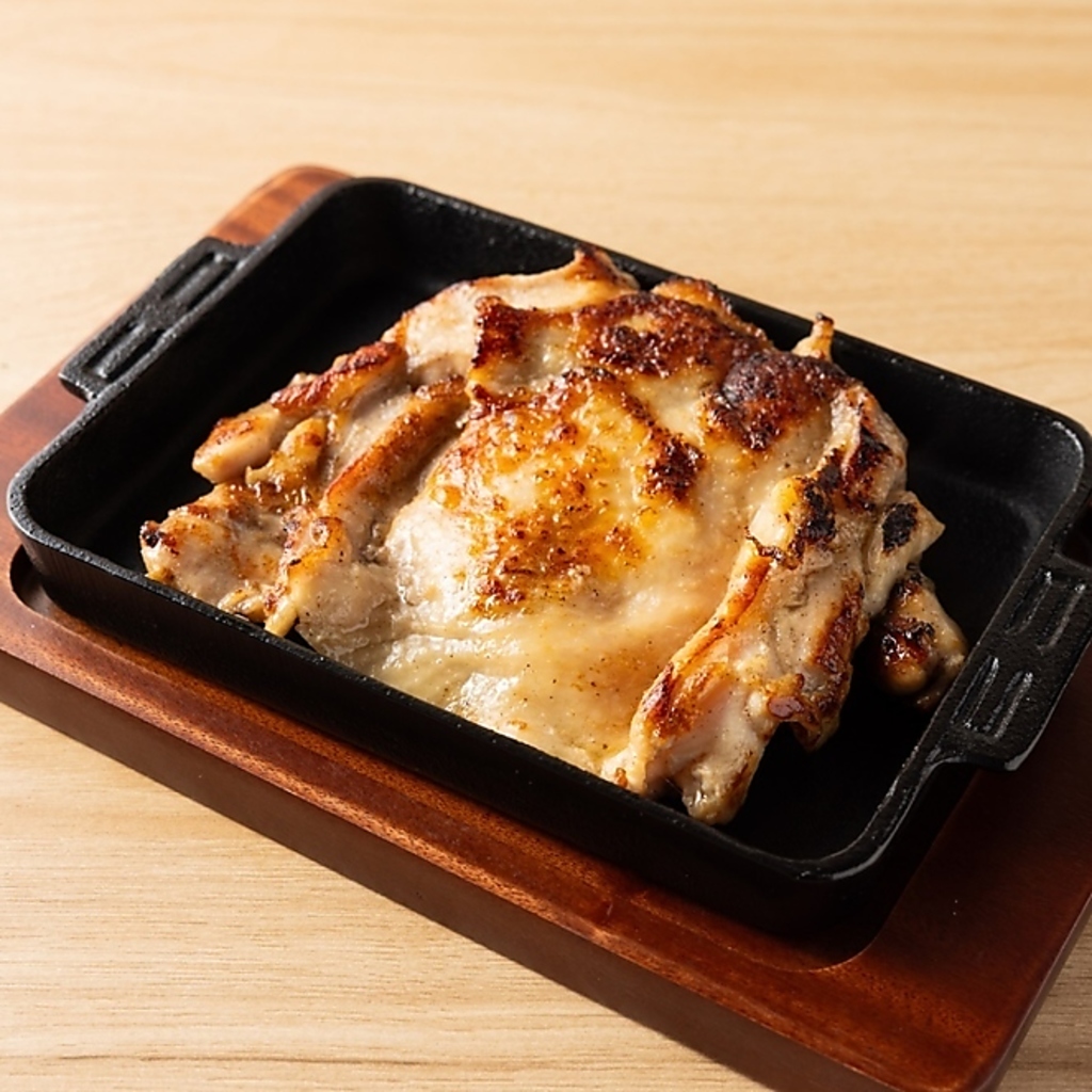 ジューシーな肉汁が滴る鉄板鶏もも焼きは必食！香ばしい香りと凝縮された旨みがお酒と良く合う逸品◎