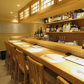 お一人様でのサク飲みやデートにも最適なカウンター席を8席ご用意しております。目の前で仕込まれる手作りのおばんざいや自慢の割烹料理を眺めながら、女将厳選の広島の地酒をゆったりと愉しめる特等席です。肩ひじ張らずに寛げる温かい雰囲気の空間で、心地よいひとときをお過ごしいただけます。