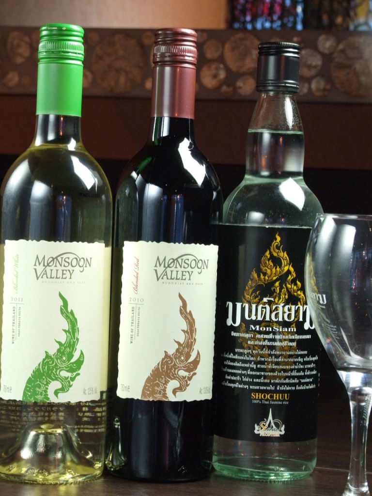 各国のワインご用意しています！勿論タイワイン・タイ焼酎・メコンウィスキーもあります☆