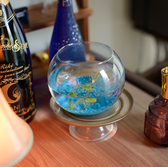 可愛いアンティーク小物が店内の至る所に飾られています。