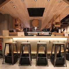 入口正面はカウンター席となっています。握る姿も見れる特等席