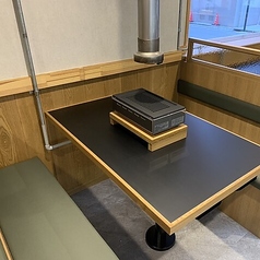 お肉を囲んで会話に花が咲くテーブル席♪4～6名様でご利用頂けます。