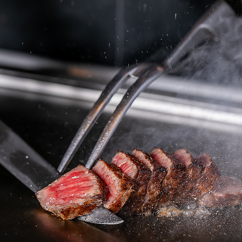 五感で愉しむとっておきの時間！鉄板焼きグロウの厳選したこだわりのA5黒毛和牛をお楽しみください。