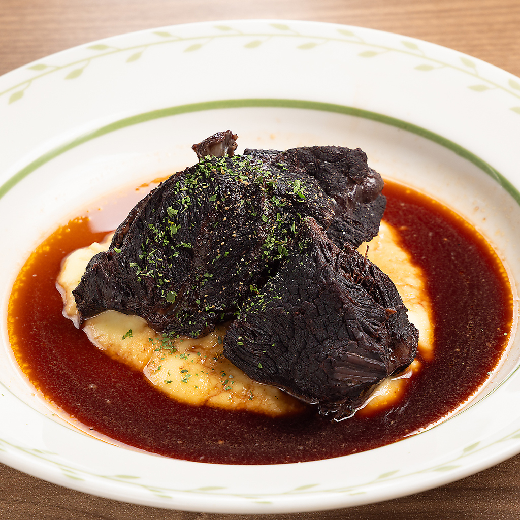 牛ほほ肉の赤ワイン煮込み