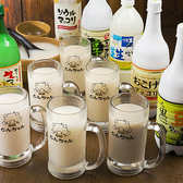 韓国料理にぴったりのお酒を豊富に取り揃えています。チャミスルや韓国焼酎をはじめ、様々な種類のお酒が楽しめます。料理の美味しさを引き立てる一杯を、ぜひお楽しみください。お食事と共に素敵な時間をお過ごしください！