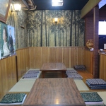 木の温もり感じる寛ぎの空間。最大12名様までの座敷席も完備で、ご家族連れや各種宴会での利用も安心