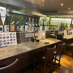 カウンターは臨場感と活気にあふれた特等席。お隣同士で語らいにも◎