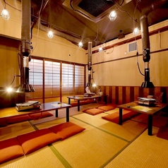 会社の宴会など、大人数宴会にぴったり!店内まるごと貸切は最大50名様まで入ることが出来ます! 温かい雰囲気のフジ山で絆を深めましょう♪その他ご要望などもお気軽にご相談ください!店内全面禁煙(店外・屋外に喫煙スペースあり)平日は幹事様1名無料や飲み放題延長などお得な特典もご用意★