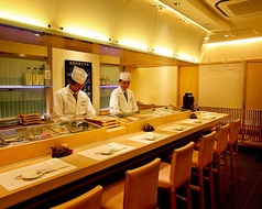 本日のオススメの魚や寿司に関する話や職人の匠の技が見られるカウンター席