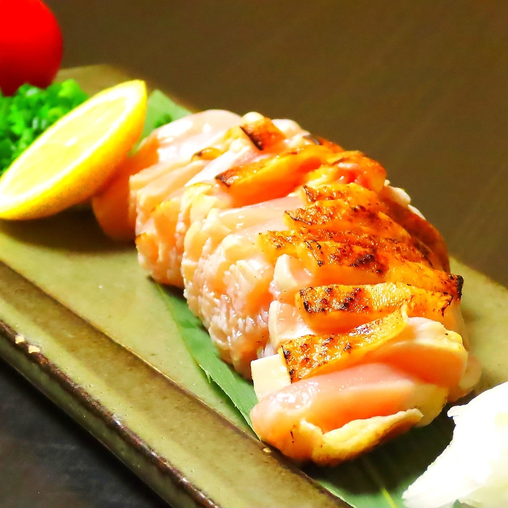 新鮮な鶏肉を使用した炙り刺しは、香ばしい香りとともに柔らかい食感が楽しめます。ご賞味ください。