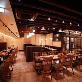 木の温もりに包まれた空間で、広々とした席をご用意しております。車椅子での入店も可能ですので、どなた様でも安心してお食事をお楽しみいただけます。