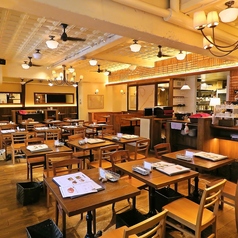 ダイニングフロアを貸切って、お祝いや大規模宴会にご利用いただけます。本場ブルックリンの空気が感じられる店内でお洒落にご宴会を！音響機器やプロジェクター、クロークもご用意可能です。規模やお食事などの詳細はスタッフまでご相談ください。