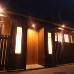 一本路地裏に入り込んだ一軒家です。少し見つけにくいかもしれませんが…この入口が目印